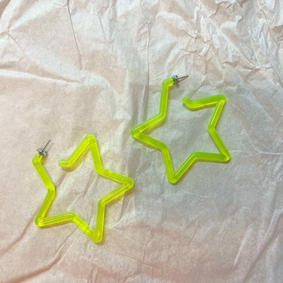 ***WORN ONCE*** Vintage Neon‎ Yellow Plastic Star Earrings - Picture 1 of 3
